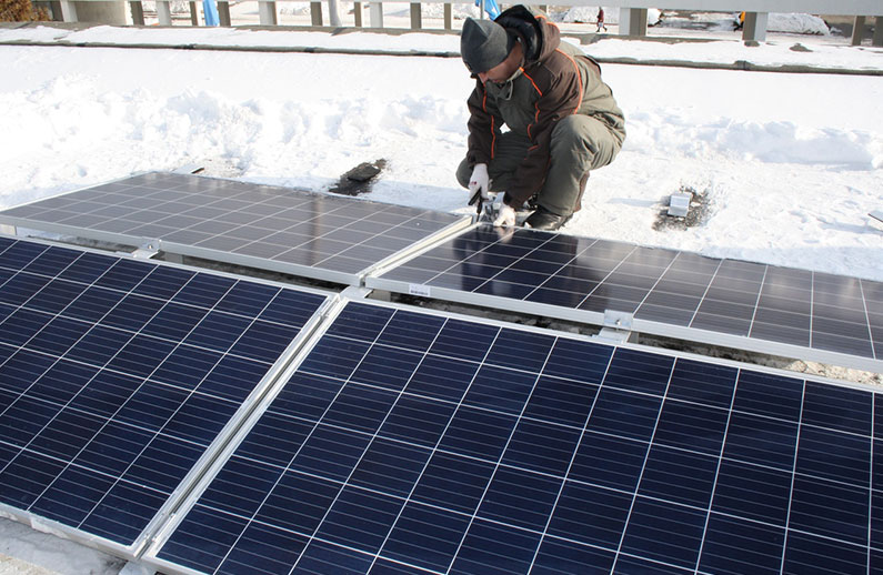كيفية الحفاظ على الألواح الشمسية في محطات الطاقة الكهروضوئية؟